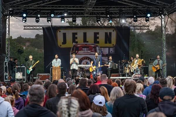 Kapela Jelen zahájila Krumlov Open Air 2024. Zaplnila Pivovarskou zahradu