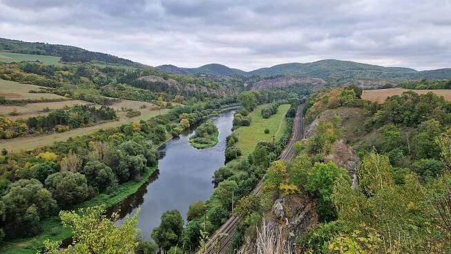 Putování Českým krasem, ze Zbraslavi přes Karlštejn a Koněpruské jeskyně do Berouna – Kuba explores world