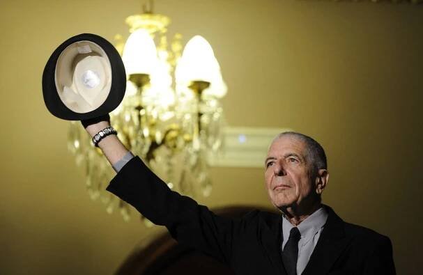 Smrt Leonarda Cohena tajili tři dny: Zemřel po pádu ve svém domě