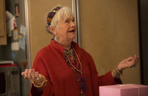 Grace a Frankie - Večírek - Z filmu - Estelle Parsons