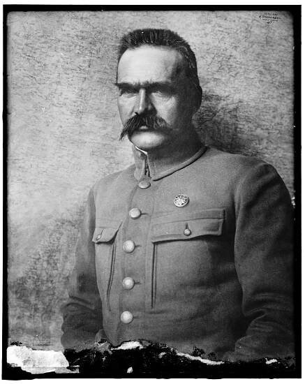 Soubor:Pilsudski 1910 1920 LOC hec 14263.jpg – Wikipedie