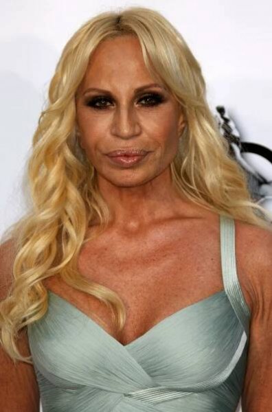 Donatella Versace končí ve vedení značky: Jak šel čas s návrhářskou legendou?