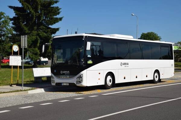 Nová konkurence srazila cenu. Na autobusové lince Teplice-Praha začala jezdit Arriva