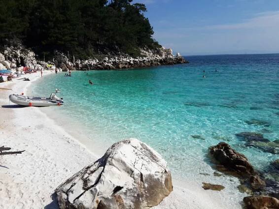 Marble Beach, Thassos Island, Řecko; bílá pokrývka na pláži je drcený mramor