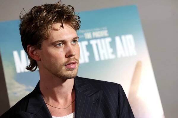 Austin Butler na premiéře seriálu Vládcové nebes