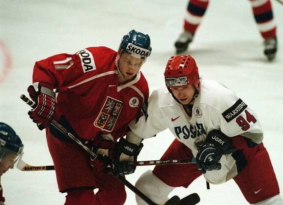 Sergej Berezin (vpravo) na mistrovství světa v ledním hokeji v roce 1998