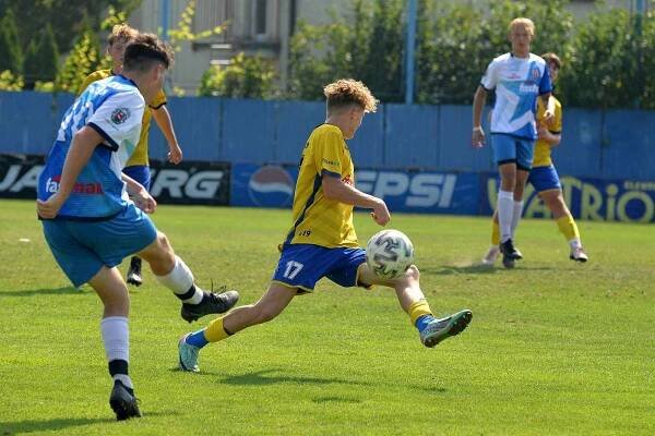 Fotbaloví starší dorostenci Starého Města (ve žlutém) o víkendovém 5. kole Moravskoslezské divize E doma porazili Vsetín 4:2 a dál se drží v čele soutěže.