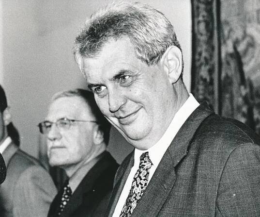 Jak se Češi zajímají o politiku? Nejvíce je 'bavila' v době opoziční smlouvy Klause se Zemanem