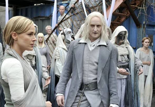 Defiance - Down in the Ground Where the Dead Men Go - Z filmu - Julie Benz, Tony Curran