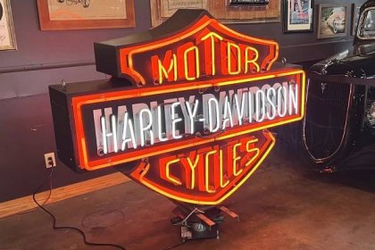 No Reserve: Neon Harley-Davidson Sign w/Turntable