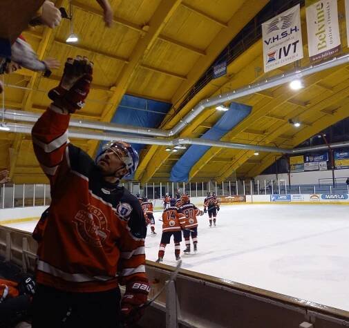 Před play-off přispěl asistencí k vítězství mužů i gólman Myslivec – HC Strakonice