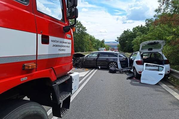 Při nehodě tří osobních aut a dodávky došlo ke zranění osmi osob