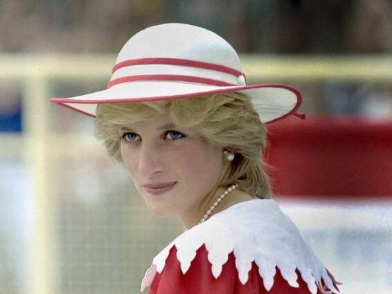 Legendární svetr princezny Diany jde do dražby. Fanoušci věří, že Diana měla tento svetr ráda, protože odrážel, jak se cítila v královské rodině – jako outsider - VIPshow