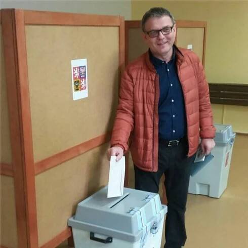 Ministr zahraničí Lubomír Zaorálek odvolil - GALERIE: Krajské a senátní volby 2016 (2/21)
