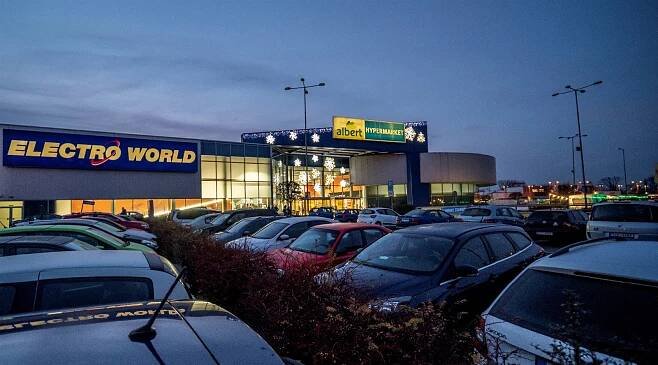 Oprava pardubického hypermarketu zahýbá s parkováním, nabídne ho levně