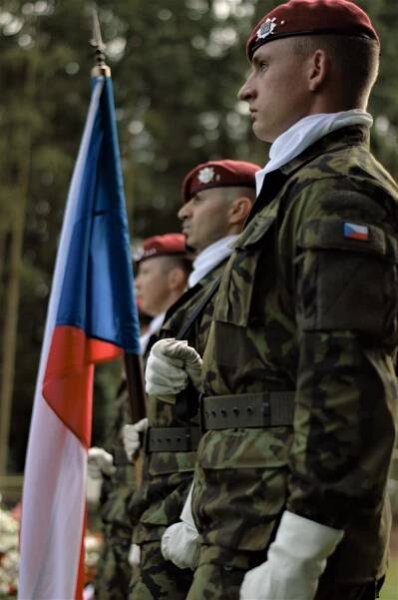Památník Ležáky navštívil 43. výsadkový pluk z Chrudimi společně s Klubem výsadkových veteránů Chrudim - Památník Ležáky