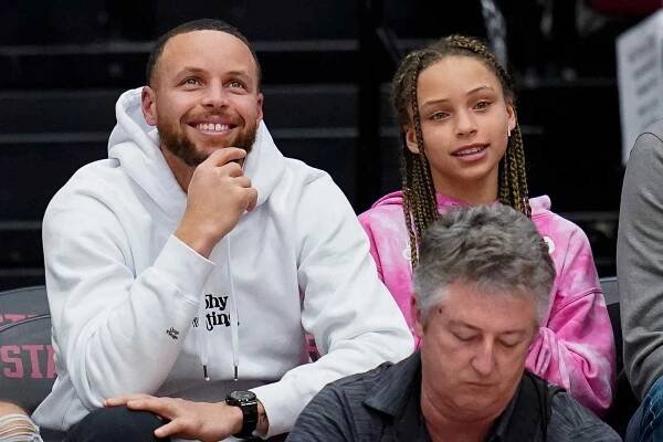 Stephen Curry's Daughter Riley Looks All Grown Up at Women's Basketball Game with Dad: Photo