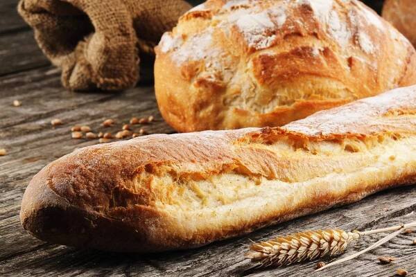 Čerstvě upečený tradiční francouzský chléb — Stock obrázek