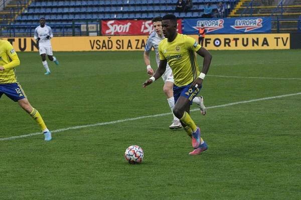 Fotbalisté Zlína (žluté dresy) v dohrávce 20. kola FORTUNA:LIGY přivítali Slovan Liberec.