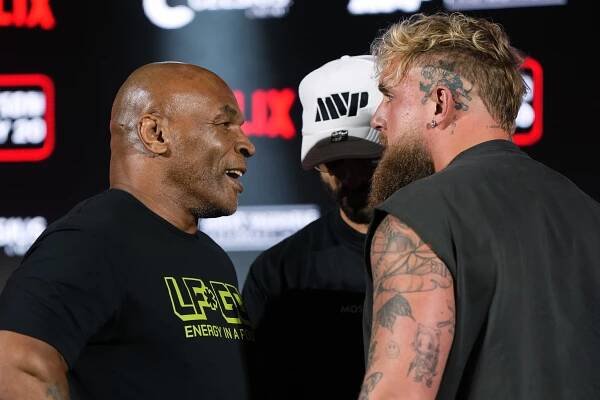 Mike Tyson (L.) and Jake Paul'