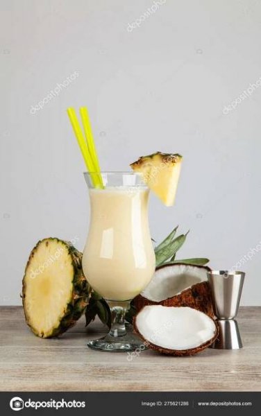 Pina colada koktejl — Stock Fotografie © gdolgikh #275621286