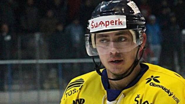 Ozkoušený bek a mladý střelec. Jestřábi podepsali Drtila s Wágnerem