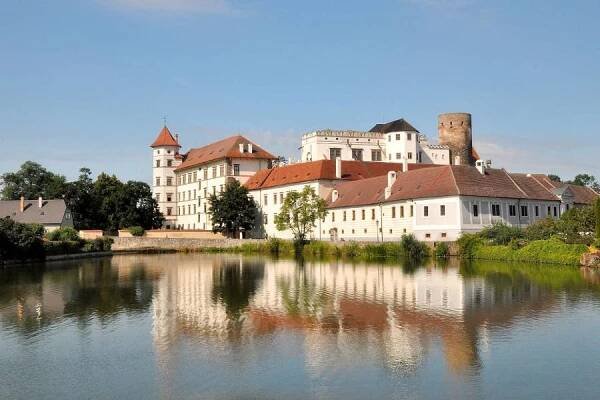 Víte, kde bydlí Bílá paní? Prozkoumejte, zda není jejím domovem hrad a zámek Jindřichův Hradec!