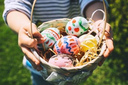 barevné velikonoční vajíčka v košíku. děti shromažďují malovaná dekorační vejce ve jarním parku. děti loví vejce venku. - kraslice - stock snímky, obrázky a fotky