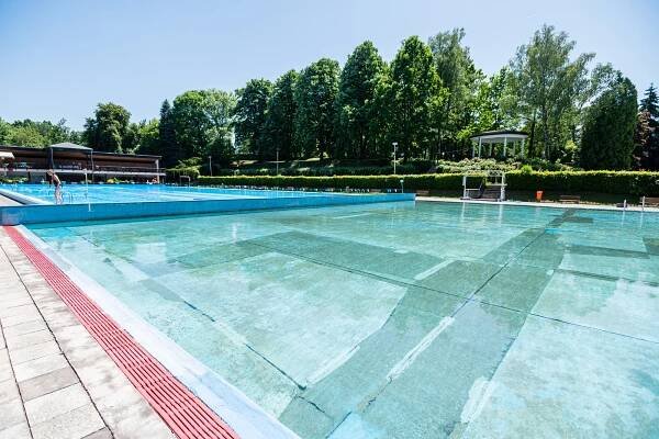 Dvůr otevřel koupaliště. Hostinné začíná v pátek, Trutnov za týden. Kolik stojí?
