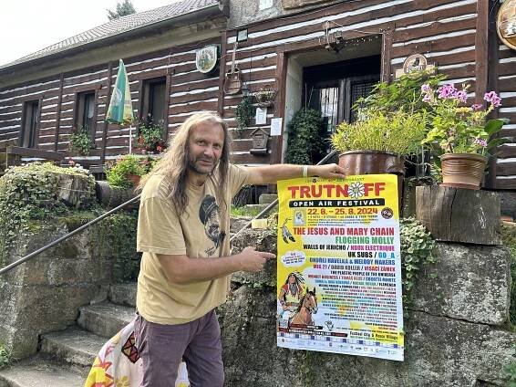 První Woodstock zarazili policisté. Vozili mě po hřbitovech, vzpomíná Věchet