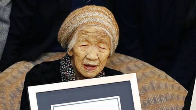 Japonka Tanakaová oslavila 118. narozeniny. Stále ráda cvičí a hraje hry