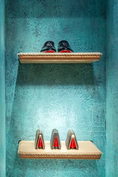 Galerie: Christian Louboutin otevřel v Praze svůj první butik | Elle.cz