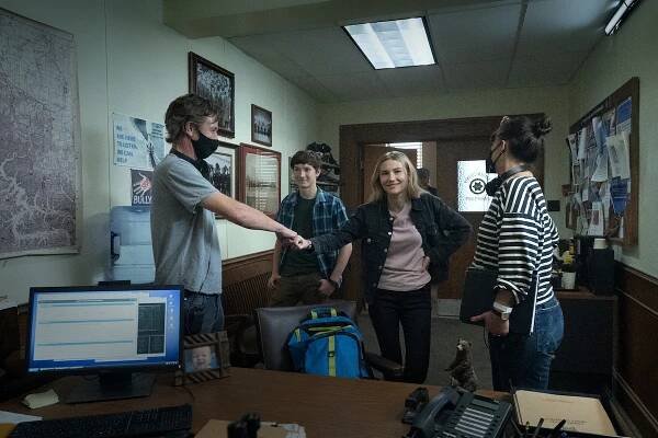  (L-R) Executive producer Chris Mundy, Skylar Gaertner as Jonah Byrde, Sofia Hublitz as Charlotte Byrde and director Amanda Marsalis in Season 4, Part 2, Episode 5 of Ozark.
