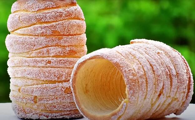 Skořicový trdelník pečený v troubě, připravený na plechovce od piva