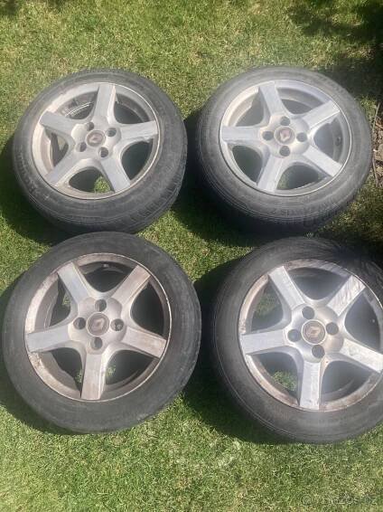Renault Alu kola 15” pneu 165/65 R15