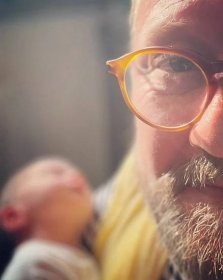 Novopečený otec Karel Zima (51): Kdy ku*va miminka spí celou noc?!