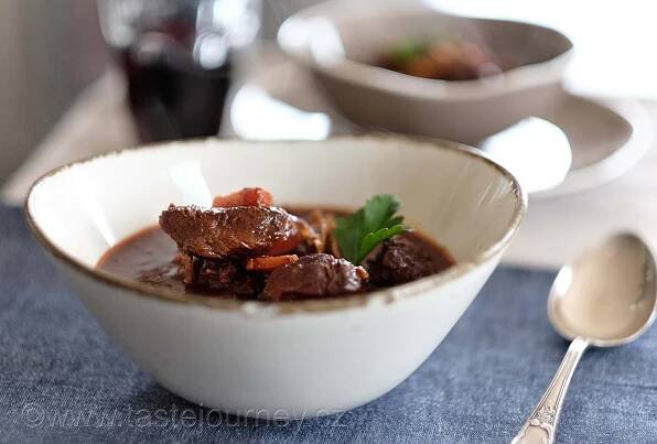 Beef bourguignon – dušené hovězí na víně patří k tomu nejlepšímu z francouzské kuchyně - Taste Journey