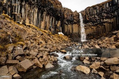 Čedičové sloupy kolem vodopádu Svartifoss, Skaftafell, Island, národní park Vatnajökull - Bez autorských poplatků Nature Reserve Stock fotka