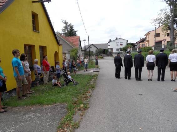 26.7.2014 - Kladení věnce u pomníku - Oficiální stránky obce Chotýšany