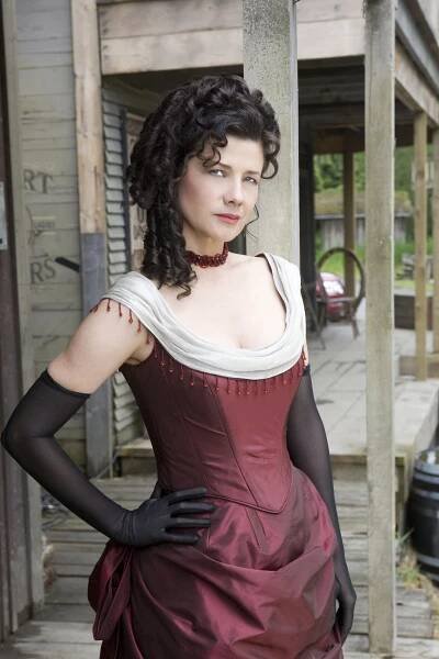 Kovbojova nevěsta - Promo - Daphne Zuniga
