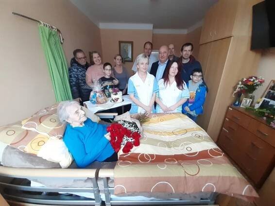 Velká sláva v Jevišovicích. Stoletá žena oslavila narozeniny i přípitkem