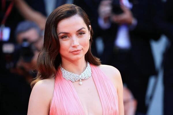 Ana de Armas allegedly broke down into tears during the 14-minute ovation.