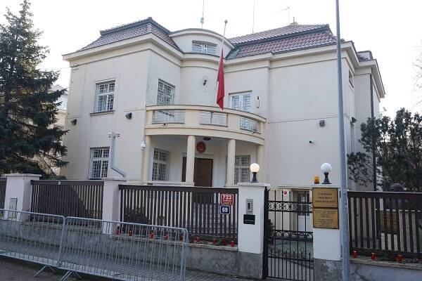 Lidé uctívají památku obětí zemětřesení v Turecku. Na ambasádu nosí květiny