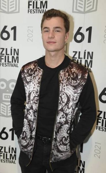 Herec Oskar Hes, který 26. prosince slaví 26. narozeniny, vyrůstal v umělecké rodině.