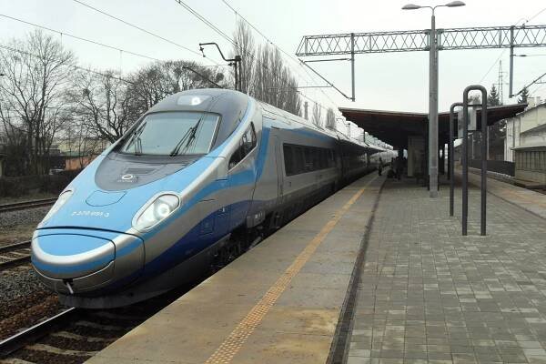 Soubor:Stacja Gdańsk Oliwa i Pendolino (Express InterCity Premium).JPG
