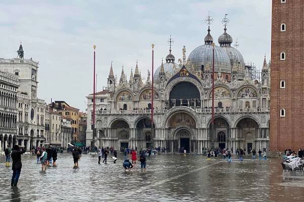 A Guide to Acqua Alta: What to Do in Venice When it Floods