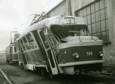 Vůz T3 ev. č. 795 byl po nehodě s domíchávačem betonu v říjnu 1981 první ostravskou tramvají T3, jež musela být vyřazena. (foto: Ing. Rudolf Pavelek)