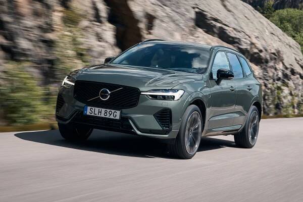 Volvo XC60 Review 2025: Price, specs & boot space | heycar UK