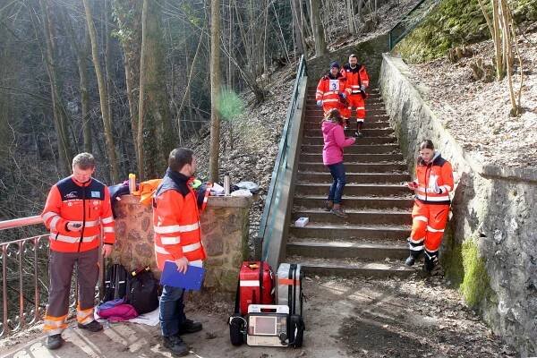 Moravský kras zaplnili záchranáři. V soutěži si vyzkoušeli i záchranu v jeskyni