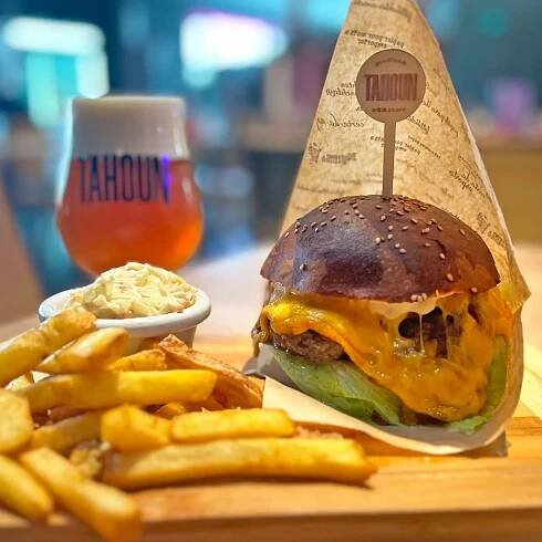 Burger s hranolky či cibulovými kroužky, coleslaw a pivo - Image 2